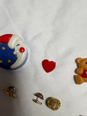 Children's Moon & Heart Pin Set – Red & Blue Decorative Play Pieces